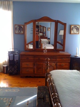 King-size bedroom - main floor