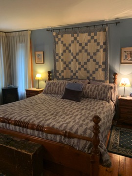 King-size bedroom - main floor